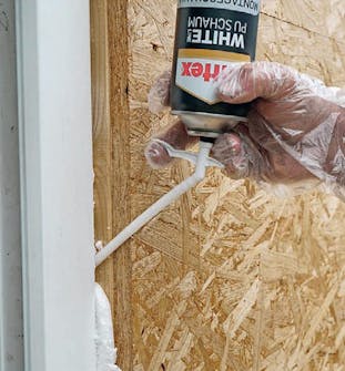 Isoleret anneks: Skum i fuge i isoleret anneks Isoleret anneks: Der fyldes skum i fugen i rammen til isoleret anneks